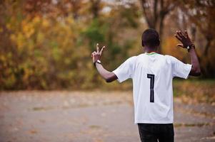 homme africain en t-shirt de sport de football blanc du pays d'afrique du ghana avec numéro 7. photo
