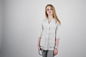 Infirmière médecin blonde avec stéthoscope isolé sur fond blanc. photo