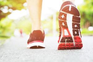 pieds de coureur d'athlète courant sur l'hippodrome en gros plan sur la chaussure. concept de bien-être d'entraînement de jogging de remise en forme. photo