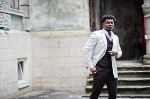 réfléchie jeune beau gentleman afro-américain en tenues de soirée. homme modèle élégant noir en veste blanche. photo