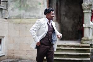 réfléchie jeune beau gentleman afro-américain en tenues de soirée. homme modèle élégant noir en veste blanche. photo