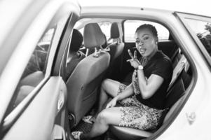 jeunes amis afro-américains assis dans une voiture. photo