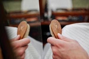 gros plan brosse à tête au salon de coiffure. âme de barbier. photo