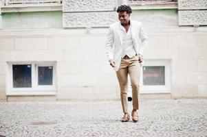 réfléchie jeune beau gentleman afro-américain en tenues de soirée. homme modèle élégant noir en veste blanche. photo