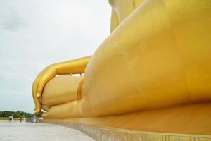 base en plâtre d'une statue dorée du grand bouddha au wat muang situé dans la province d'ang thong, en thaïlande. photo