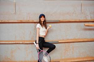 jeune joueuse sportive avec une raquette de tennis sur un court de tennis. photo