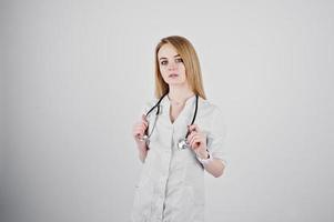 Infirmière médecin blonde avec stéthoscope isolé sur fond blanc. photo