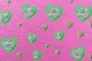 coeur coloré abstrait isolé sur cuir rose ou texture de papier avec fond de motif de feuilles de palmier, saint valentin et concept d'amour. photo
