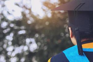 remise des diplômes, gros plan des chapeaux d'étudiants pendant le début du succès des diplômés de l'université, félicitations à l'éducation conceptuelle. copier la bannière de l'espace. photo