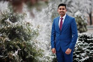 élégant modèle d'homme à la mode indien sur costume posé au jour d'hiver. photo