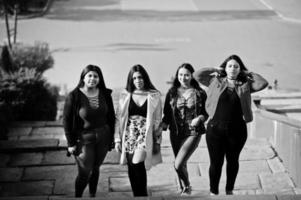 groupe de quatre filles latinos heureuses et jolies de l'équateur posées dans la rue. photo