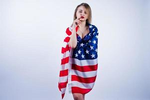 jolie fille en soutien-gorge avec drapeau américain usa isolé sur fond blanc. photo