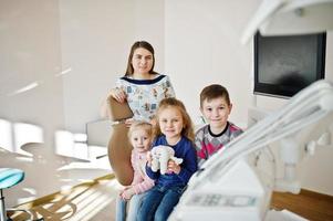 enfants à la chaise de dentiste. enfants dentaires. photo