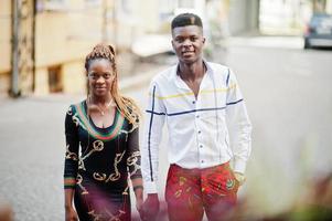 beau couple afro-américain élégant posé dans la rue ensemble amoureux. photo