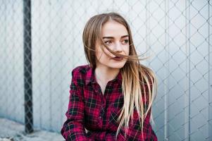 jeune fille hipster en chemise à carreaux posée en plein air. photo