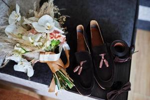 gros plan des accessoires du marié. détails du mariage. le style de l'homme. photo