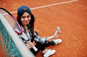 jeune joueuse sportive avec une raquette de tennis sur un court de tennis. photo