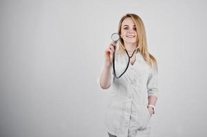 Infirmière médecin blonde avec stéthoscope isolé sur fond blanc. photo