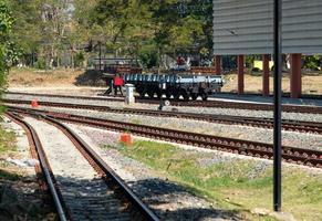 le wagon surbaissé à bogies est garé dans la gare de triage de la gare urbaine. photo