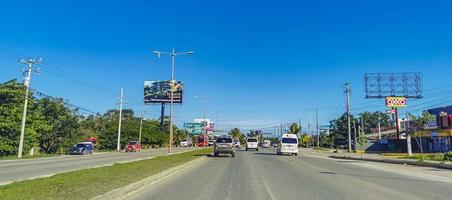 cancun quintana roo mexico 2022 bâtiments typiques de voitures de route de rue et paysage urbain de cancun mexique. photo