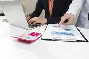 homme d'affaires travaillant à la table de travail, fond de bureau à domicile, musiciens de bureau, planification de la liste de contrôle enquêter sur un concept enthousiaste. photo