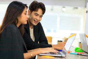 deux hommes d'affaires discutant de travailler avec une jeune travailleuse indienne sur un projet, des personnes tenant une réunion vidéo avec un client ou interviewant un candidat à un emploi. photo