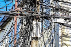 fils électriques en désordre sur le poteau électrique photo