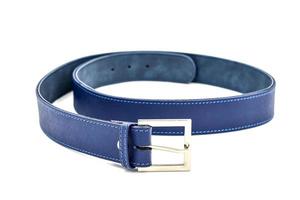 ceinture en cuir bleu pour femme avec boucle en métal argenté sur fond blanc. chemin de détourage. photo