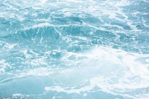 vagues de la mer dans les vagues de l'océan éclaboussant l'eau d'ondulation. fond d'eau bleue. photo