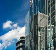 reflet des bâtiments commerciaux dans les façades en verre, francfort, ge photo