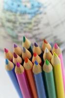 crayons colorés avec globe en arrière-plan