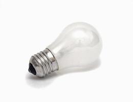 ampoule électrique mate isolée sur blanc. photo
