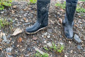 bottes poussiéreuses du travailleur. un ouvrier portant des bottes de travail. photo