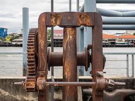 roue dentée rouillée et métallique, partie d'un vieux treuil de bateau photo