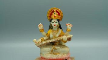 dieu hindou indien saraswati mata image hd sur fond blanc photo