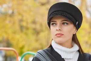 belle femme douce dans le parc d'automne photo