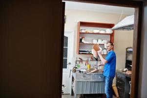 homme prothésiste fabriquant une jambe prothétique tout en travaillant en laboratoire. photo