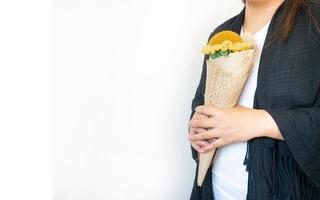 une femme à capuchon noir debout tenant de fausses fleurs au mois de l'amour saint valentin photo