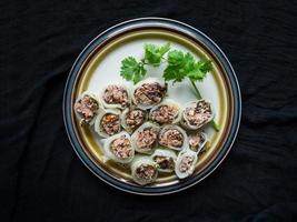 les wraps à la laitue de porc, un menu santé populaire en thaïlande, sont servis avec du sel épicé et aigre. comme aliment amaigrissant et très utile peut être consommé dans les magasins d'aliments naturels thaïlandais. photo