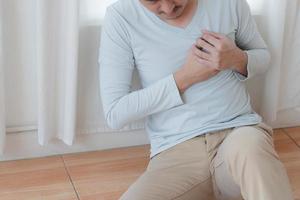 un homme touchant son cœur, avec une surbrillance rouge de crise cardiaque, et d'autres concept de maladie cardiaque, symptôme de crise cardiaque photo