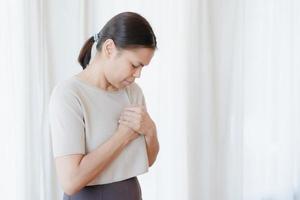 les femmes ont une maladie cardiaque et vont à l'hôpital d'urgence. photo