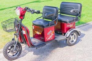 sotchi, russie, 2019 - gros plan d'un scooter électrique à trois roues garé à louer photo