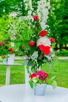 arrangement de décoration de mariage. beaux bouquets en fleurs sur la table photo