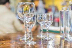 verrerie multiple sur la table. verre propre vide pour la vigne et les boissons courtes au bar. mise au point sélective photo