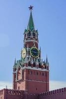 tour spasskaya du kremlin sur la place rouge à moscou photo