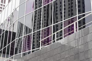 fragment de bâtiment moderne en verre et en métal. extérieur du bureau d'affaires. photo