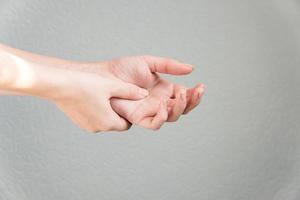 gros plan des mains de femme souffrant de douleur. concept de soins de santé et médical. photo