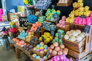 moscou, russie, 2018 - magasin de cosmétiques luxuriant à moscou. cosmétiques frais faits à la main avec bain moussant coloré et bombes photo