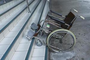 stationnement pour fauteuil roulant dans les escaliers photo