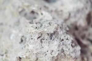 gros plan de la texture de la pierre grise avec des trous. fond naturel photo